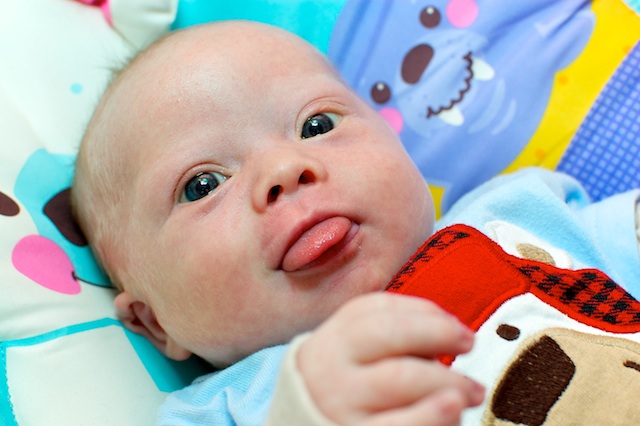 Baby sticking tongue out: Causes and what to do