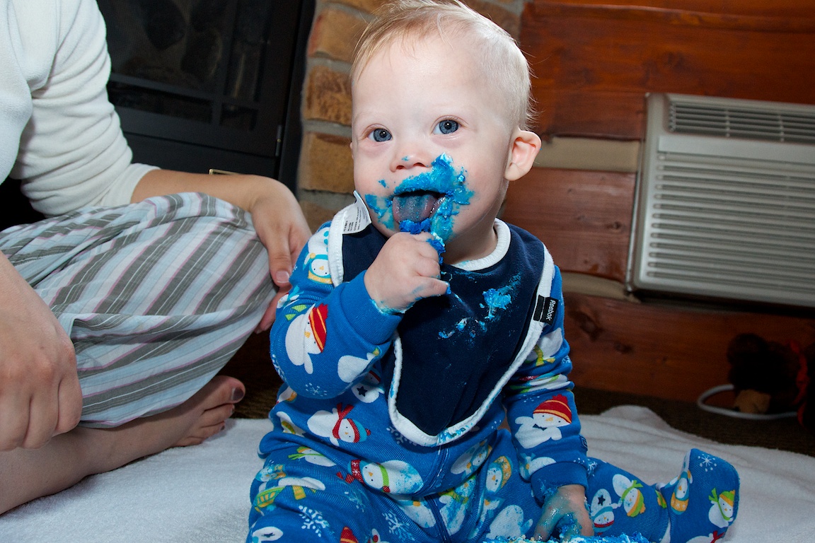 first-birthday-party-smash-cake-down-syndrome-baby-blue-eyes 12