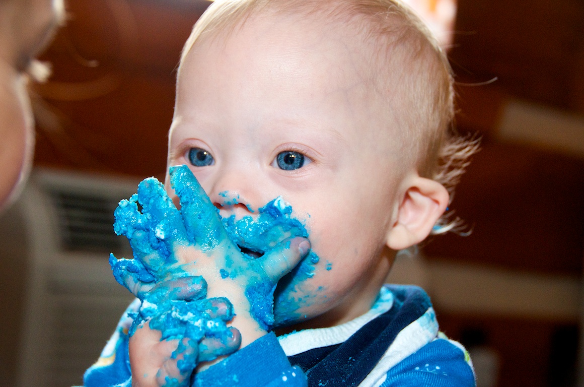 first-birthday-party-smash-cake-down-syndrome-baby-blue-eyes 15