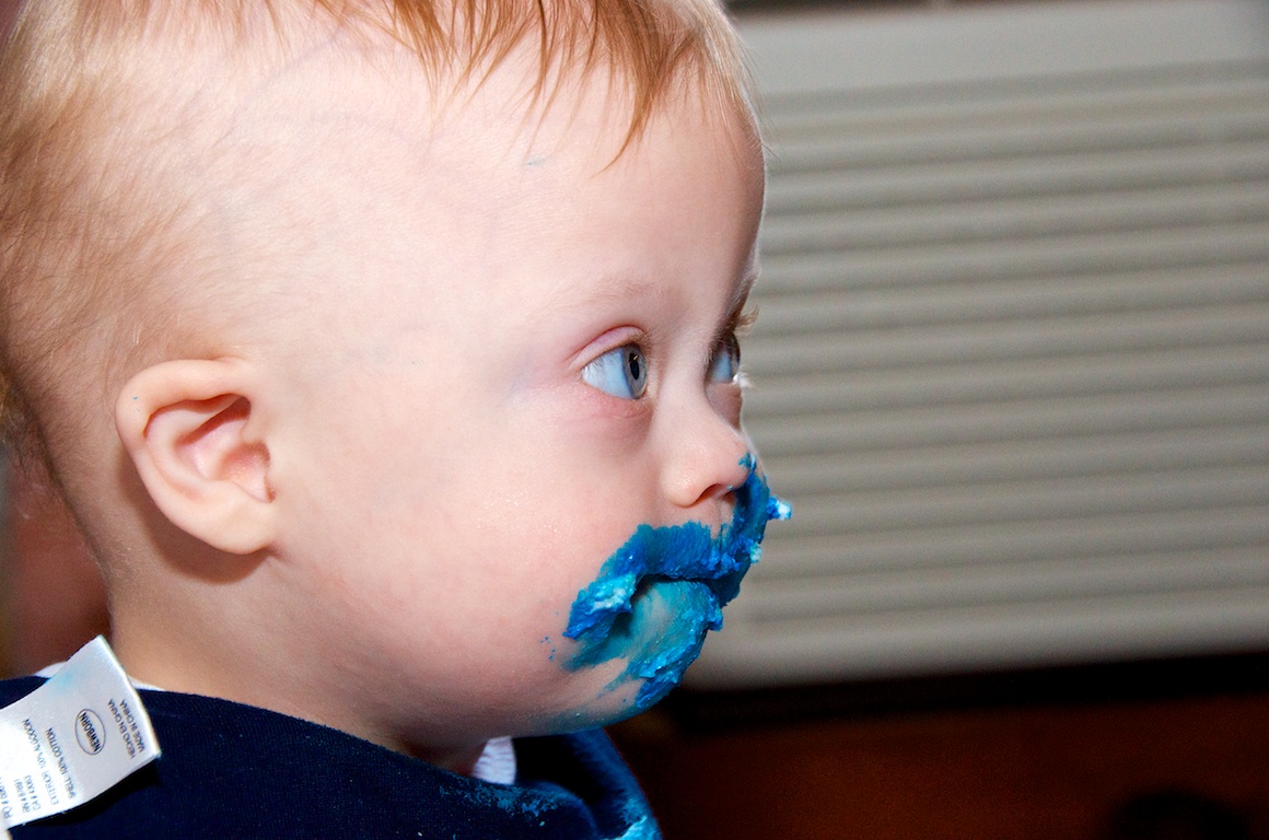 first-birthday-party-smash-cake-down-syndrome-baby-blue-eyes 16