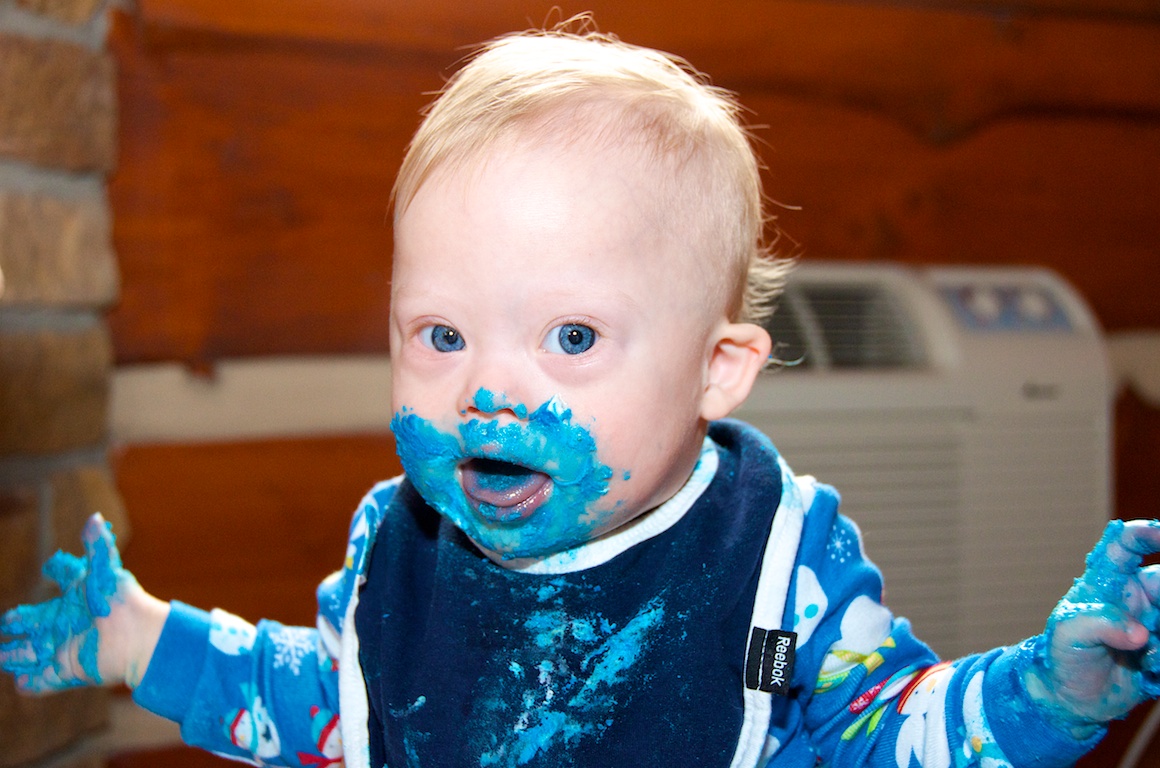 first-birthday-party-smash-cake-down-syndrome-baby-blue-eyes 17