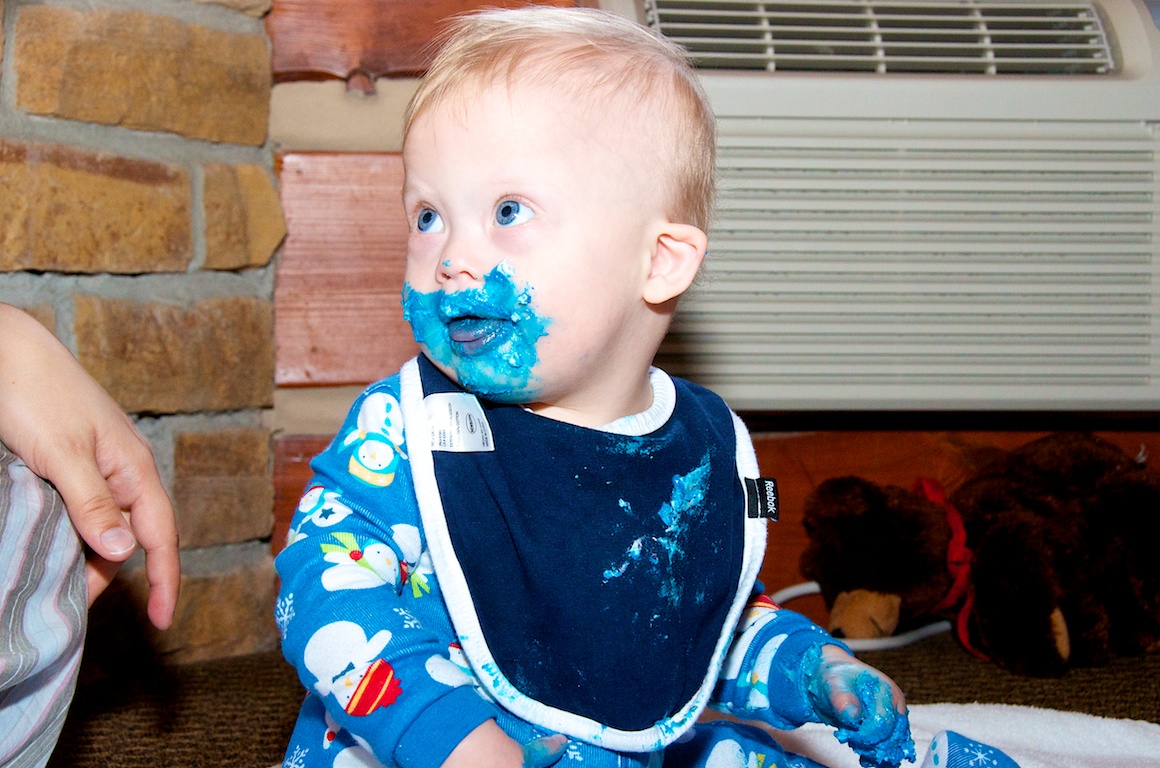 first-birthday-party-smash-cake-down-syndrome-baby-blue-eyes 2
