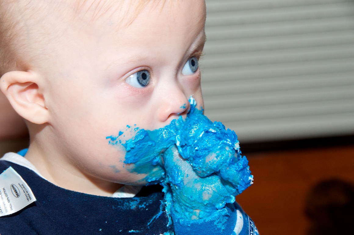 first-birthday-party-smash-cake-down-syndrome-baby-blue-eyes 3