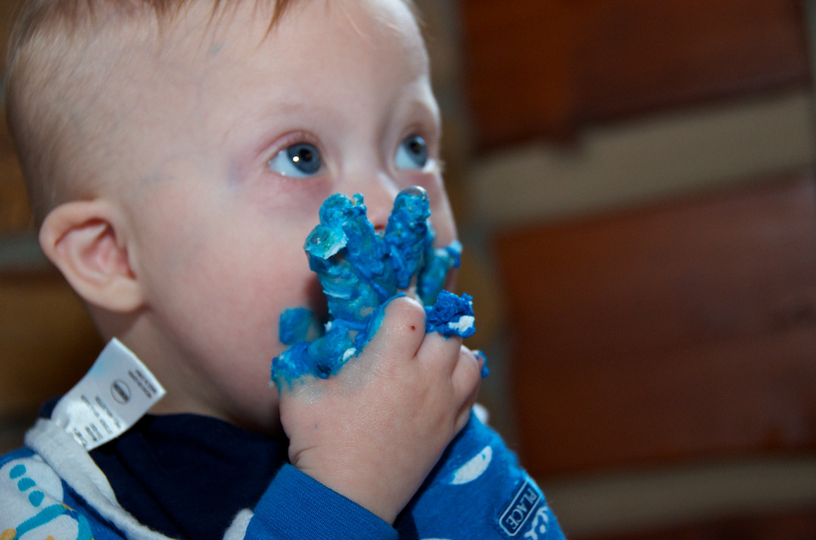 first-birthday-party-smash-cake-down-syndrome-baby-blue-eyes 5