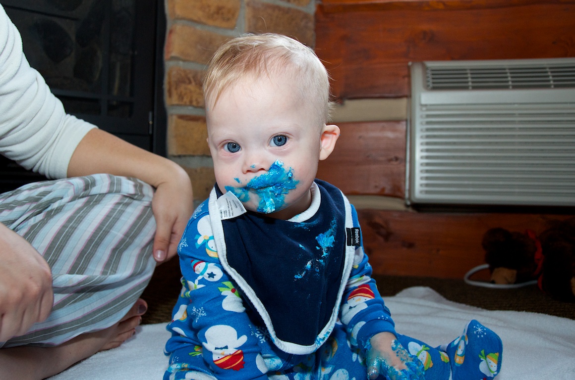 first-birthday-party-smash-cake-down-syndrome-baby-blue-eyes 6