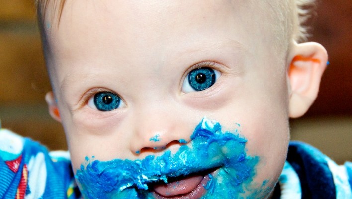 first-birthday-party-smash-cake-down-syndrome-baby-blue-eyes 8
