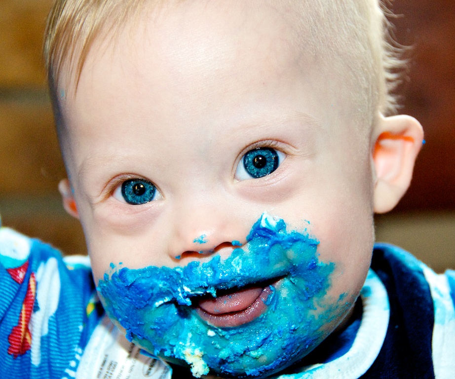 first-birthday-party-smash-cake-down-syndrome-baby-blue-eyes 8