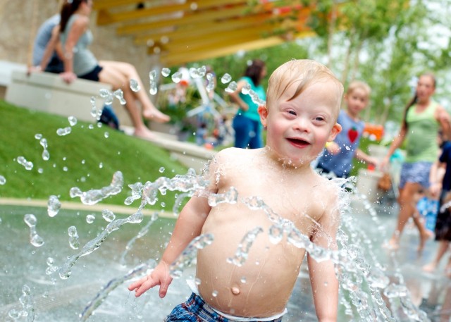child playing water klyde warren park